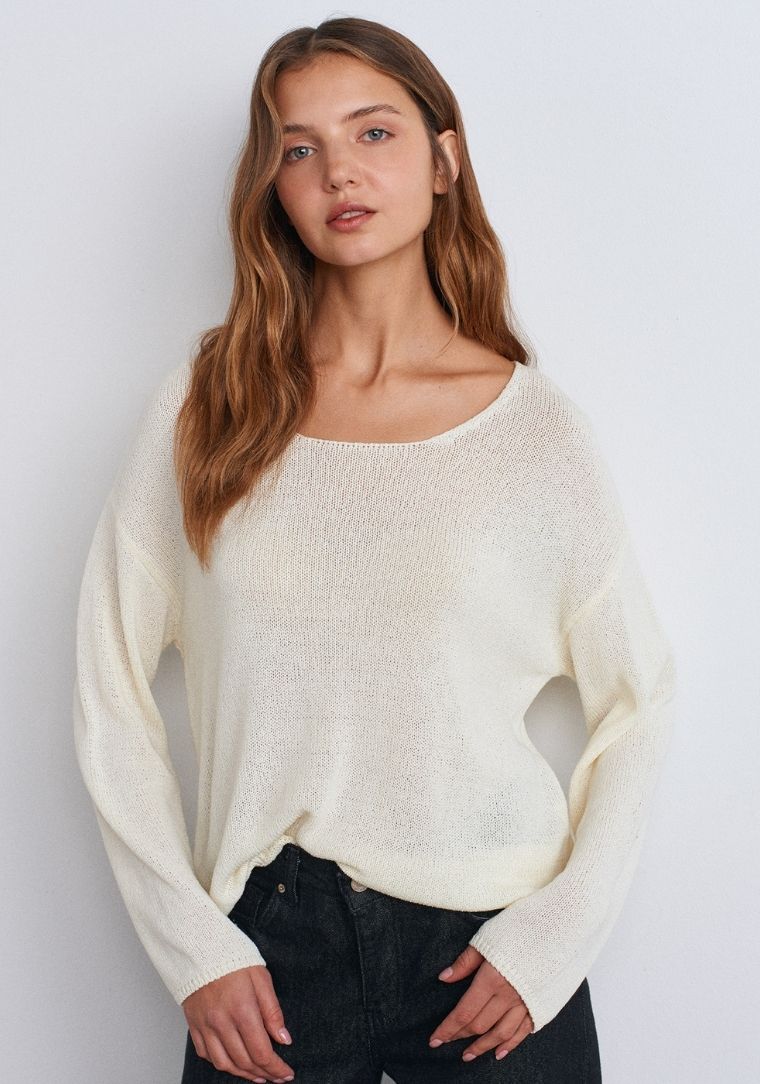 Oval Yaka Yumuşak Dokulu Triko Kazak 