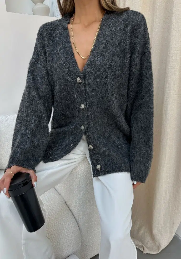 V Yaka Düğmeli Triko Hırka 